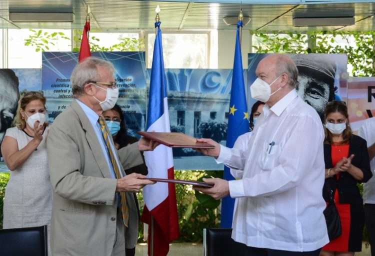 Rodrigo Malmierca Diaz (D), ministro del Comercio Exterior y la Inversión Extranjera (MINVEC), y Patrice Paoli (I), embajador de Francia en Cuba, durante la firma del convenio de financiación a proyectos del Instituto de Medicina Tropical Pedro Kourí. Foto: Marcelino Vázquez/ ACN