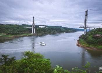 La confluencia entre los ríos Paraná e Iguazú es la marca exacta de la Triple Frontera entre Paraguay, Argentina y Brasil. Foto: Kaloian Santos.