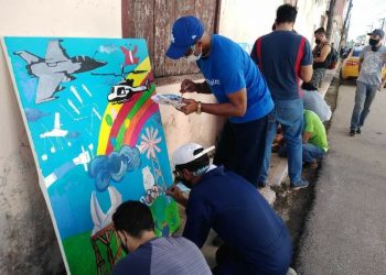 Artistas participan en un mural durante la 14 Bienal de La Habana, en la subsede de Artemisa. Foto: acn.cu
