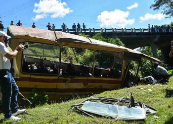 Ómnibus accidentado en Tercer Frente, Santiago de Cuba Foto: ACN.