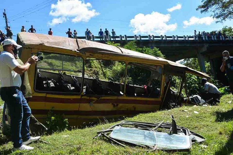 Ómnibus accidentado en Tercer Frente, Santiago de Cuba Foto: ACN.