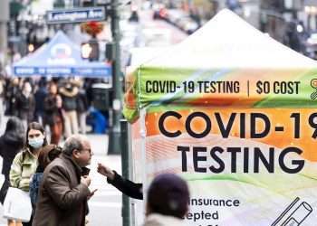 Una persona se hace la prueba para el diagnóstico de la COVID-19 en una carpa de prueba en el vecindario de Midtown de Nueva York, EE.UU, en una foto de archivo. Foto: Justin Lane / EFE / Archivo.
