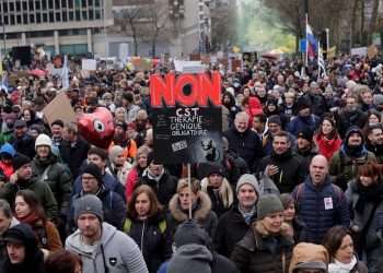 Miles de personas se manifestaron en Bruselas contra las medidas anti-Covid y la posible obligatoriedad de las vacunas. Foto: EFE.