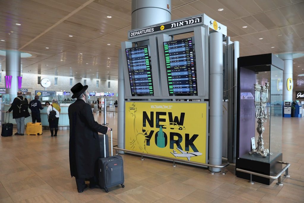 Un pasajero judío ultraortodoxo mira el tablero de salidas en el Aeropuerto Internacional Ben Gurion cerca de Tel Aviv, Israel, el 20 de diciembre de 2021. Foto: Abir Sultan / EFE.