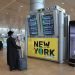 Un pasajero judío ultraortodoxo mira el tablero de salidas en el Aeropuerto Internacional Ben Gurion cerca de Tel Aviv, Israel, el 20 de diciembre de 2021. Foto: Abir Sultan / EFE.