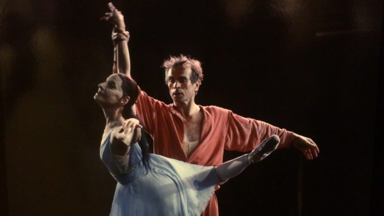 Reproducción de una de las fotografía tomadas por el argentino Óscar Pipkin, que se exhiben en la exposición que inmortaliza la única vez que la prima ballerina assoluta cubana Alicia Alonso y el bailarín ruso Rudolf Nureyev compartieron escenario hace 31 años. Foto: Felipe Borrego / EFE.