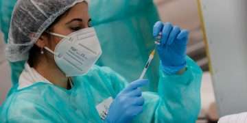 Una enfermera prepara una dosis de una vacuna contra la COVID-19. Foto: Giuseppe Lami / EFE / Archivo.