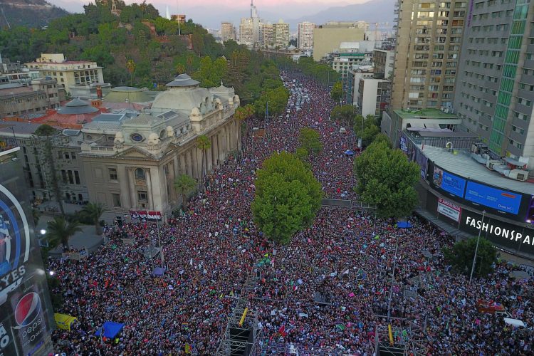 Santiago, 19 de diciembre de 2021.
Partidarios de Gabriel Boric celebran su triunfo electoral en un escenario montado en la Alameda esquina evenida Santa Rosa.
Andres Pina/Aton Chile