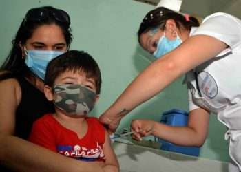 Vacunación infantil contra la COVID-19 en Cuba durante la pandemia. Foto: Modesto Gutiérrez Cabo / ACN / Archivo.