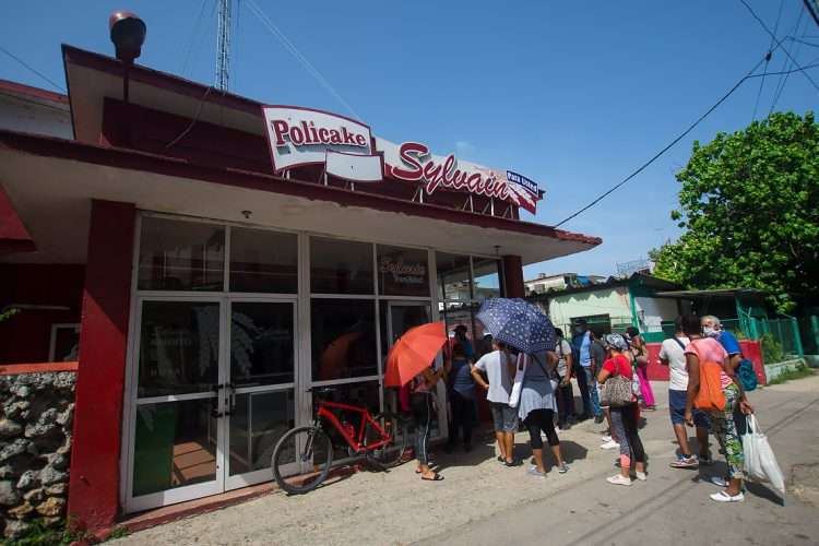 Cola en una dulcería. Foto: Otmaro Rodríguez/OnCuba.