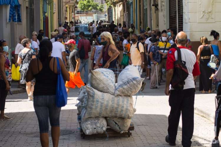 Personas en una calle de La Habana. Foto: Otmaro Rodríguez.