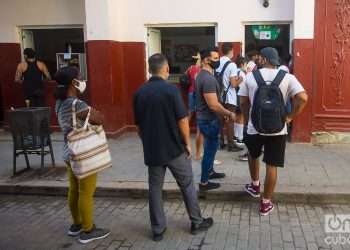 Personas en una cola para comprar helado, en La Habana. Foto: Otmaro Rodríguez.