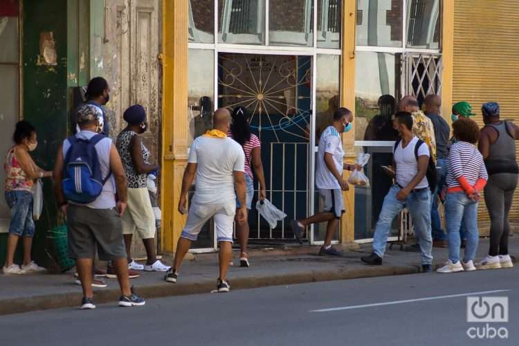 Personas en la cola de una panadería, en La Habana. Foto: Otmaro Rodríguez.