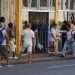 Personas en la cola de una panadería, en La Habana. Foto: Otmaro Rodríguez.