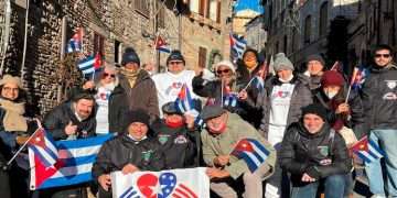 Activistas cubanoamericanos e italianos contra el embargo de EE.UU. a Cuba iniciaron una caminata en Italia rumbo al Vaticano. Foto: Prensa Latina.