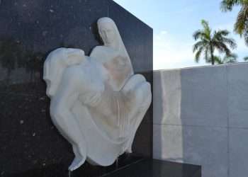 "La piedad"(1957) de Rita Longa, cemetenrio de Colón. Foto: Mapio.