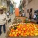 Vendedor ambulante de productos agrícolas en La Habana, durante las jornadas navideñas. Foto: Otmaro Rodríguez.