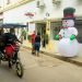 Muñeco de nieve inflable en las afueras del Bar-Cafetería Champions, en La Habana. Foto: Otmaro Rodríguez.