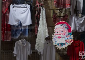 Una calcomanía de Santa Claus en la vidriera de una tienda de La Habana. Foto: Otmaro Rodríguez.