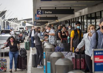 Las filas en el aeropuerto de Los Angeles se extendieron hasta la calle. | Foto: Allen J. Schaben / Cortesía de Los Angeles Times.