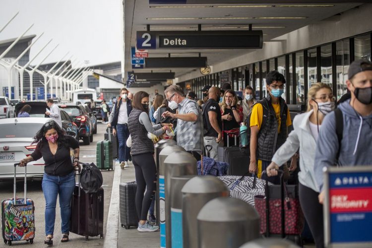 Las filas en el aeropuerto de Los Angeles se extendieron hasta la calle. | Foto: Allen J. Schaben / Cortesía de Los Angeles Times.