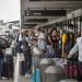 Las filas en el aeropuerto de Los Angeles se extendieron hasta la calle. | Foto: Allen J. Schaben / Cortesía de Los Angeles Times.