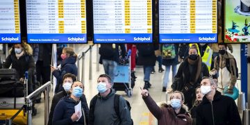 Viajeros en el aeropuerto Internacional de Schiphol, en Amsterdam, Países Bajos. Foto: Remko de Waal / EFE.