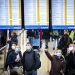 Viajeros en el aeropuerto Internacional de Schiphol, en Amsterdam, Países Bajos. Foto: Remko de Waal / EFE.