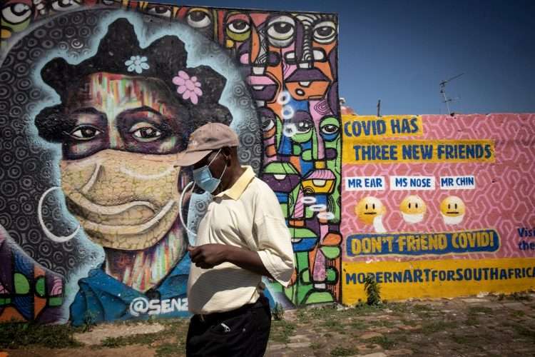 Según la OMS, únicamente 6 de los 54 países del continente han alcanzado la meta de vacunar a un 40 % de su población antes del final de este año. Foto: Kim Udbrook/Efe/Archivo.