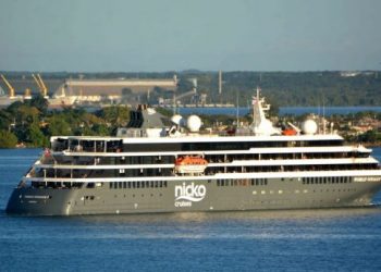 El crucero World Voyager en la bahía de Cienfuegos, Cuba. Foto: Modesto Gutiérrez Cabo / ACN.