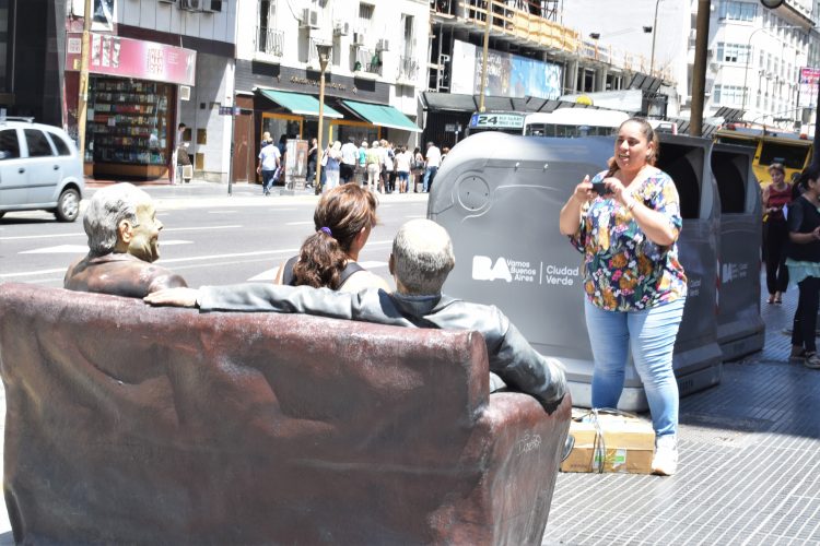 Dos mujeres se toman una foto en la calle Corrientes, en 2019. Foto: Lez.