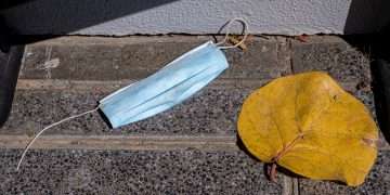 Mascarilla arrojada al suelo en una calle española, en una foto de archivo. Foto: Ángel Medina G. / EFE.