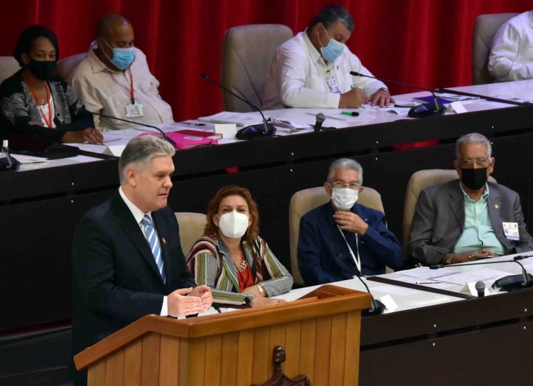 Alejandro Gil Fernández, viceprimer ministro y titular de Economía y Planificación de Cuba, durante su intervención este 20 de diciembre de 2021 ante la Asamblea Nacional de Cuba, sobre la situación económica de la Isla en 2021 y los objetivos propuestos para el próximo año. Foto: @AsambleaCuba / Twitter.