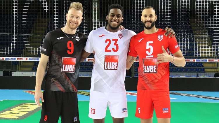 Marlon Yant (al centro) es una joven promesa del voleibol cubano que ha tenido la oportunidad de crecer al lado de grandes estrellas como Osmany Juantorena o Ivan Zaytsev. Foto: Lube Civitanova.