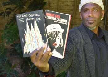 El escritor cubano Marcial Gala muestra dos de sus libros. Foto: tomada de su perfil de Facebook.