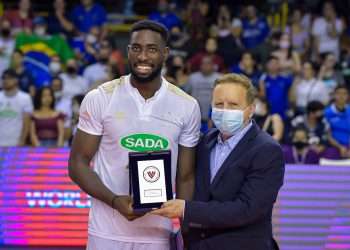 El cubano Miguel Ángel López (i) fue premiado como el Jugador Más Valioso y miembro del Equipo Ideal del Mundial de Clubes de voleibol 2021. Foto: Tomada del club Sada Cruzeiro, de Brasil.