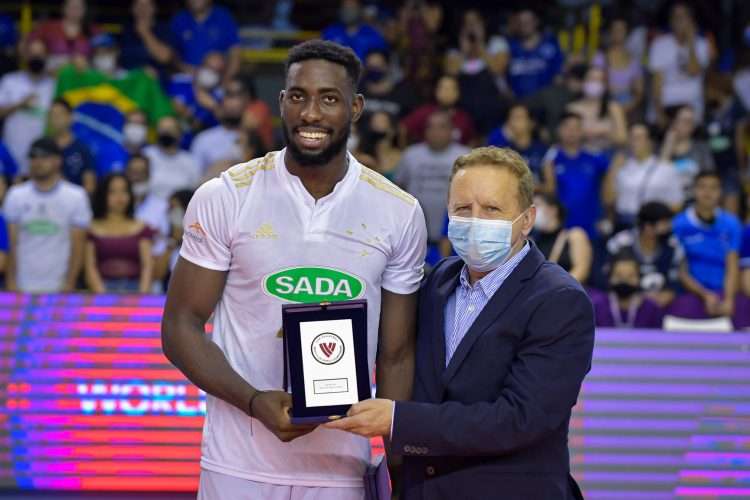 El cubano Miguel Ángel López (i) fue premiado como el Jugador Más Valioso y miembro del Equipo Ideal del Mundial de Clubes de voleibol 2021. Foto: Tomada del club Sada Cruzeiro, de Brasil.