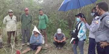 Autoridades y agentes de la policía cubana (derecha), junto a practicantes de la minería ilegal de oro en la provincia de Ciego de Ávila, el centro de Cuba. Foto: Agencia Cubana de Noticias.