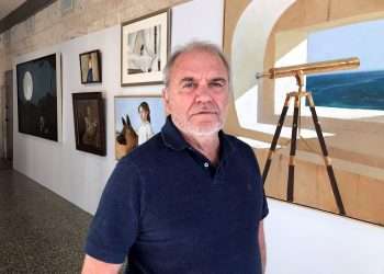 El artista de la plástica de origen cubano, Julio Larraz, posa junto a unas de sus pinturas el 26 de noviembre durante una entrevista con Efe en el Museo de Coral Gables, ciudad aledaña a Miami, Florida (EEUU). Foto: Ana Mengotti/Efe.