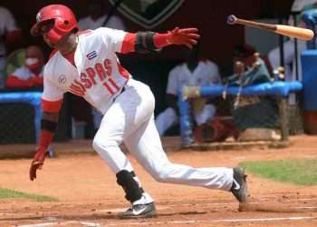 El pelotero cubano Santiago Torres, jugador de las Avispas de Santiago de Cuba. Foto: Miguel Rubiera / Agencia Cubana de Noticias / Archivo.