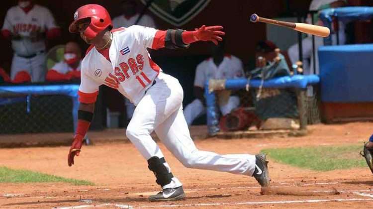 El pelotero cubano Santiago Torres, jugador de las Avispas de Santiago de Cuba. Foto: Miguel Rubiera / Agencia Cubana de Noticias / Archivo.