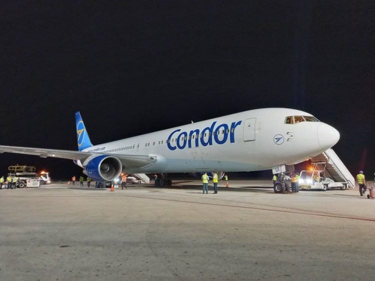 Un avión de Cóndor llegó el 19 de diciembre a Holguín. Foto: Aeropuerto Internacional "Frank País García".