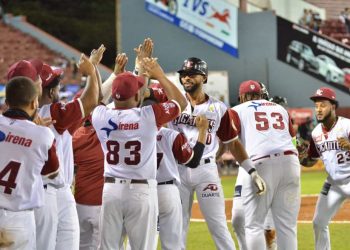 Henry Urrutia está encendido en las semifinales del béisbol dominicano. Foto: Tomada de Momento Deportivo.