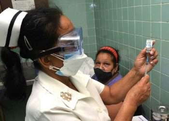 Una enfermera se prepara para aplicar una dosis de la vacuna anticovid cubana Abdala. Foto: Modesto Gutiérrez Cabo/ ACN / Archivo.