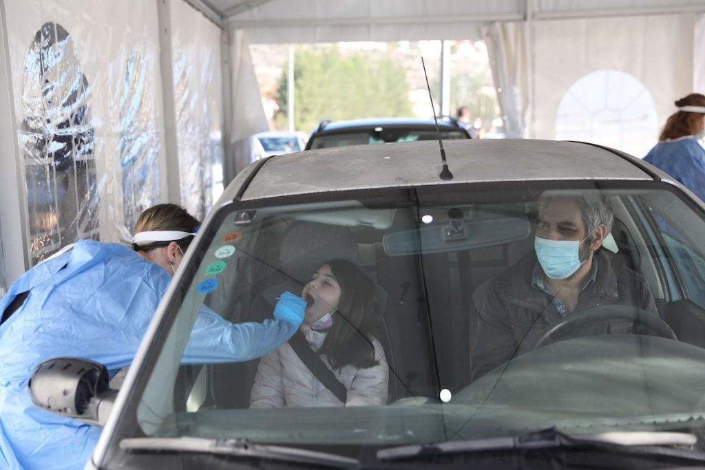 Toma de muestras para la detección de la COVID-19 en Jerusalén, Israel. Foto: Abir Sultan / EFE.