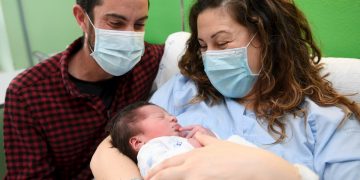 Primer niño nacido en el Principado de Asturias, España, en el año 2022. Foto: Eloy Alonso / POOL / EFE.