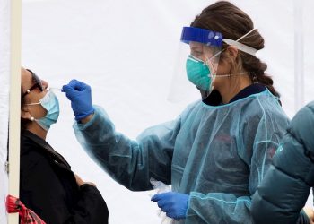 Fotografía de archivo de una enfermera mientras realiza una prueba para la detección de la COVID-19 en Washington, EE.UU. Foto: Michael Reynolds / EFE / Archivo.