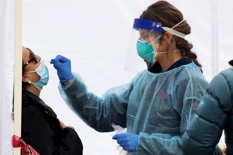 Fotografía de archivo de una enfermera mientras realiza una prueba para la detección de la COVID-19 en Washington, EE.UU. Foto: Michael Reynolds / EFE / Archivo.