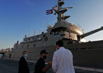 El buque ARM “HUASTECO”, de la Secretaría de Marina-Armada de México, atracó este domingo en la Bahía de la capital cubana con un cargamento de miles de libros para la Feria Internacional de La Habana. Foto: Tomada del Twitter de Alexis Triana.