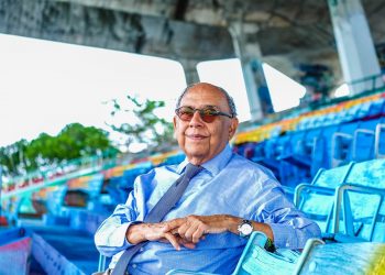 El arquitecto cubano-estadounidense, Hilario Candela, mientras pasea entre las estructuras cargadas de grafitis del emblemático Miami Marine Stadium diseñado por él en 1963, en Miami, Florida (Estados Unidos). Foto: Gastón De Cárdenas/Efe/Archivo.